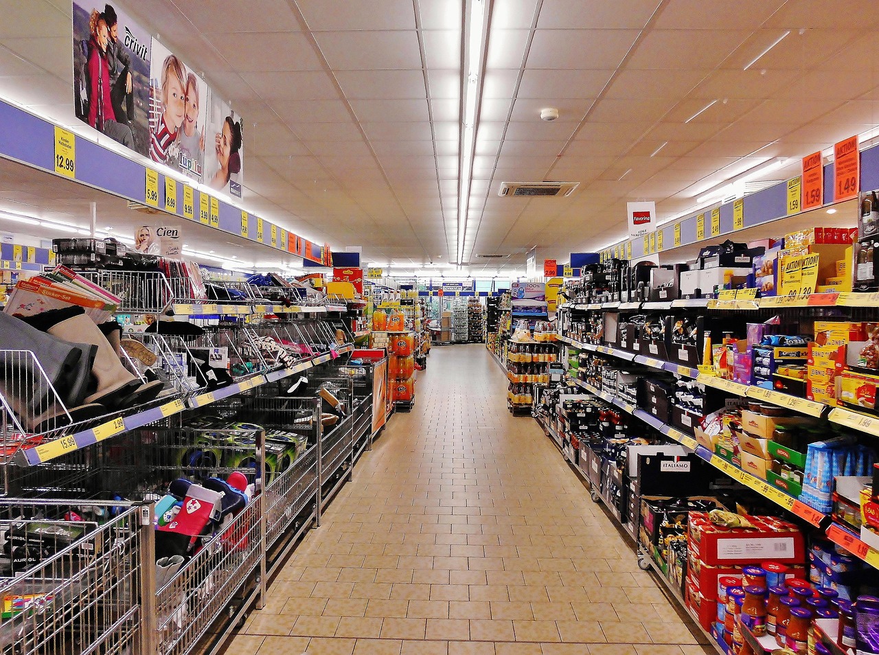 Corredor de supermercado com prateleiras de produtos organizadas por categoria