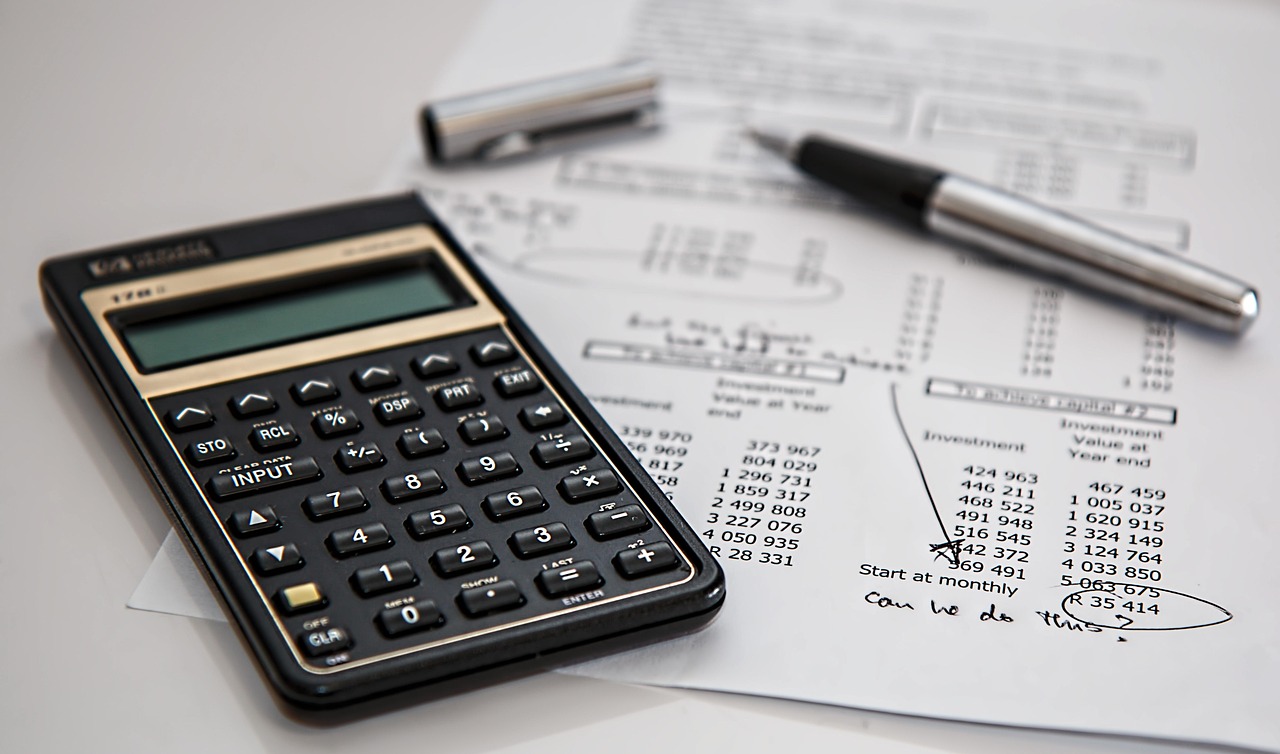Calculadora e documentos financeiros, representando o plano financeiro de um plano de negócios