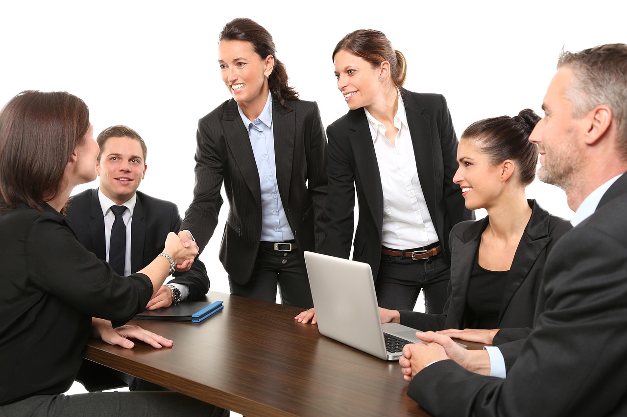 Equipe de negócios em reunião discutindo estratégia comercial