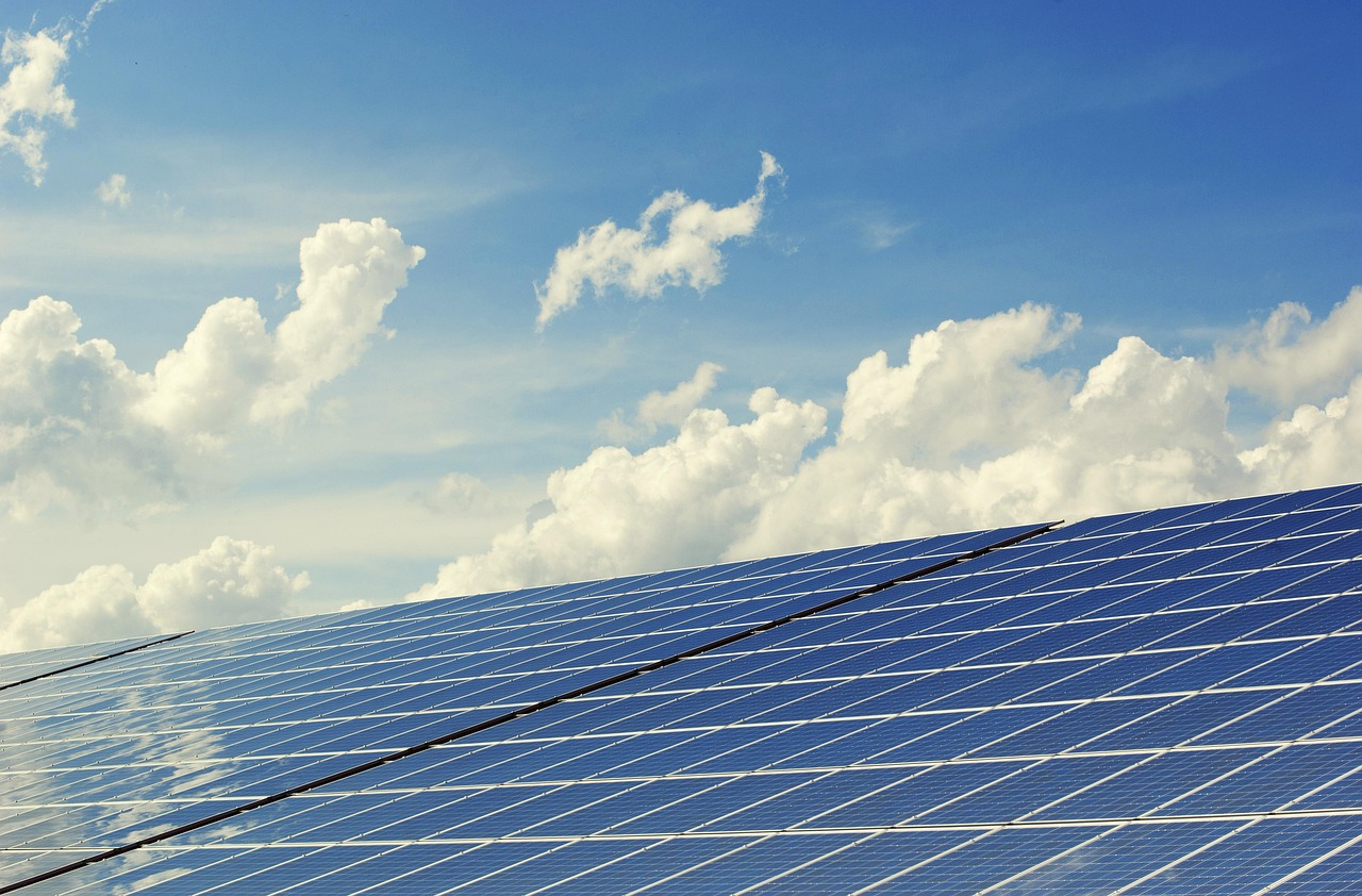 Campo de painéis fotovoltaicos gerando energia solar renovável