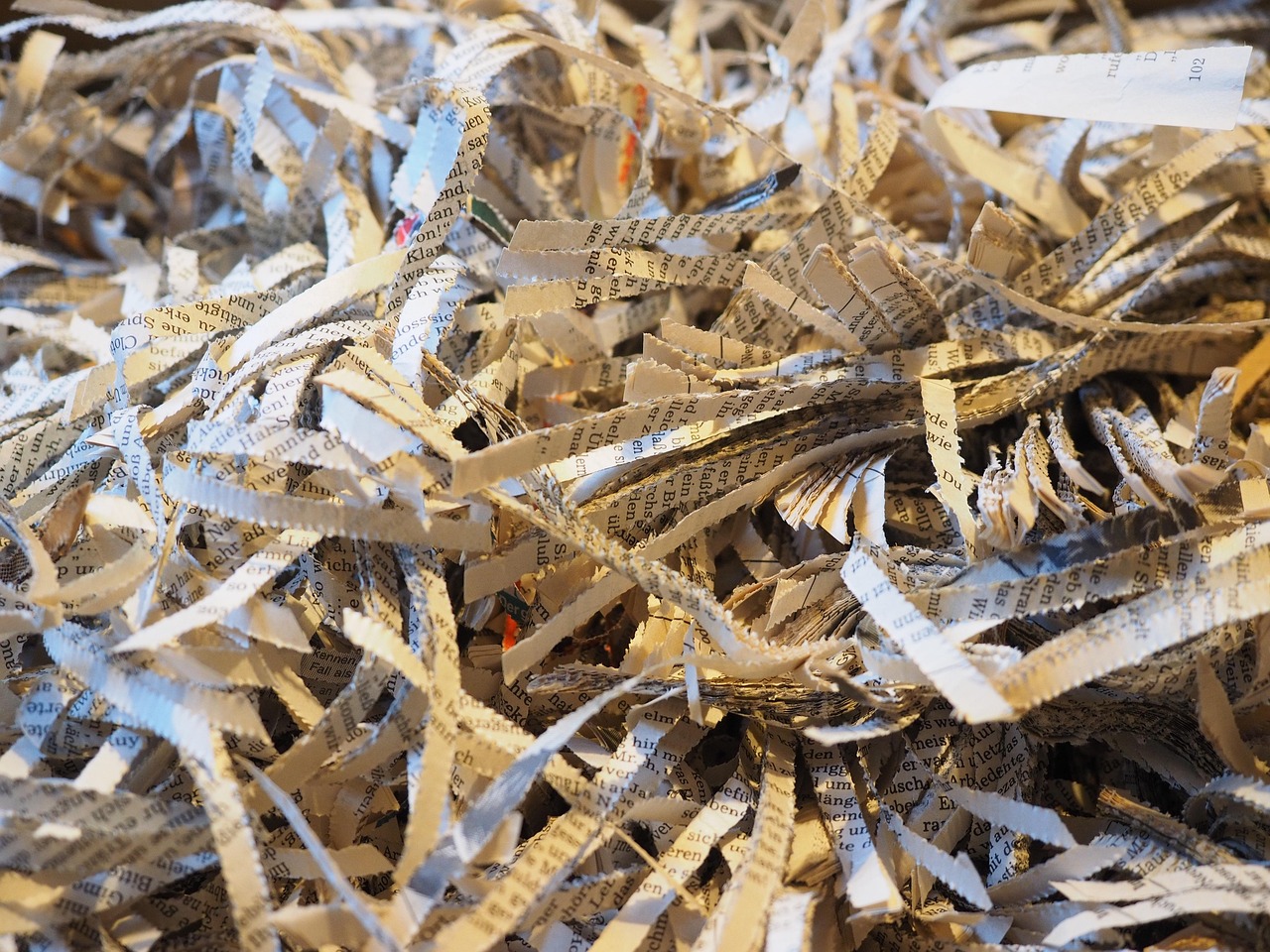 Papel picado para reciclagem, exemplo de gestão de resíduos em empresas