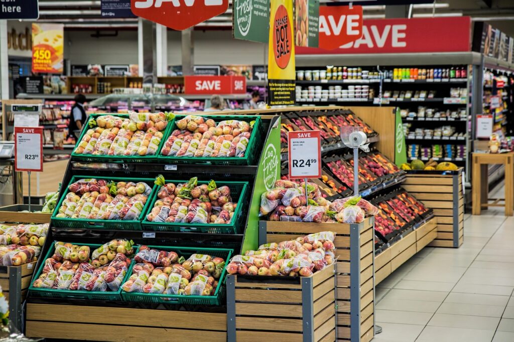 Prateleiras de supermercado organizadas, exemplo de ponto de venda trabalhado por trade marketing