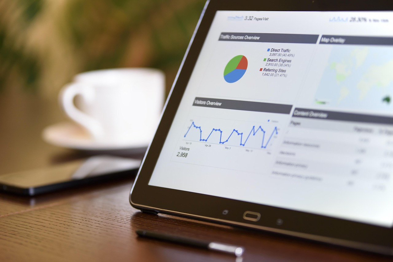 Análise de dados de marketing digital em computador, contraste com trade marketing físico